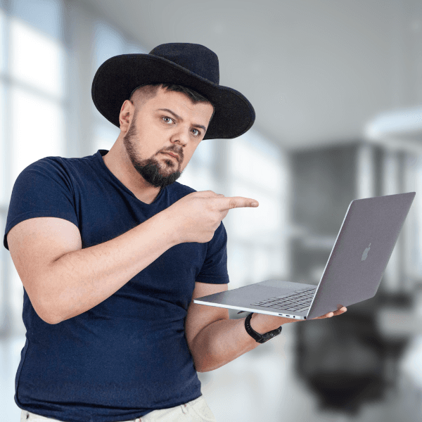 Początkujący programiści omawiający kod